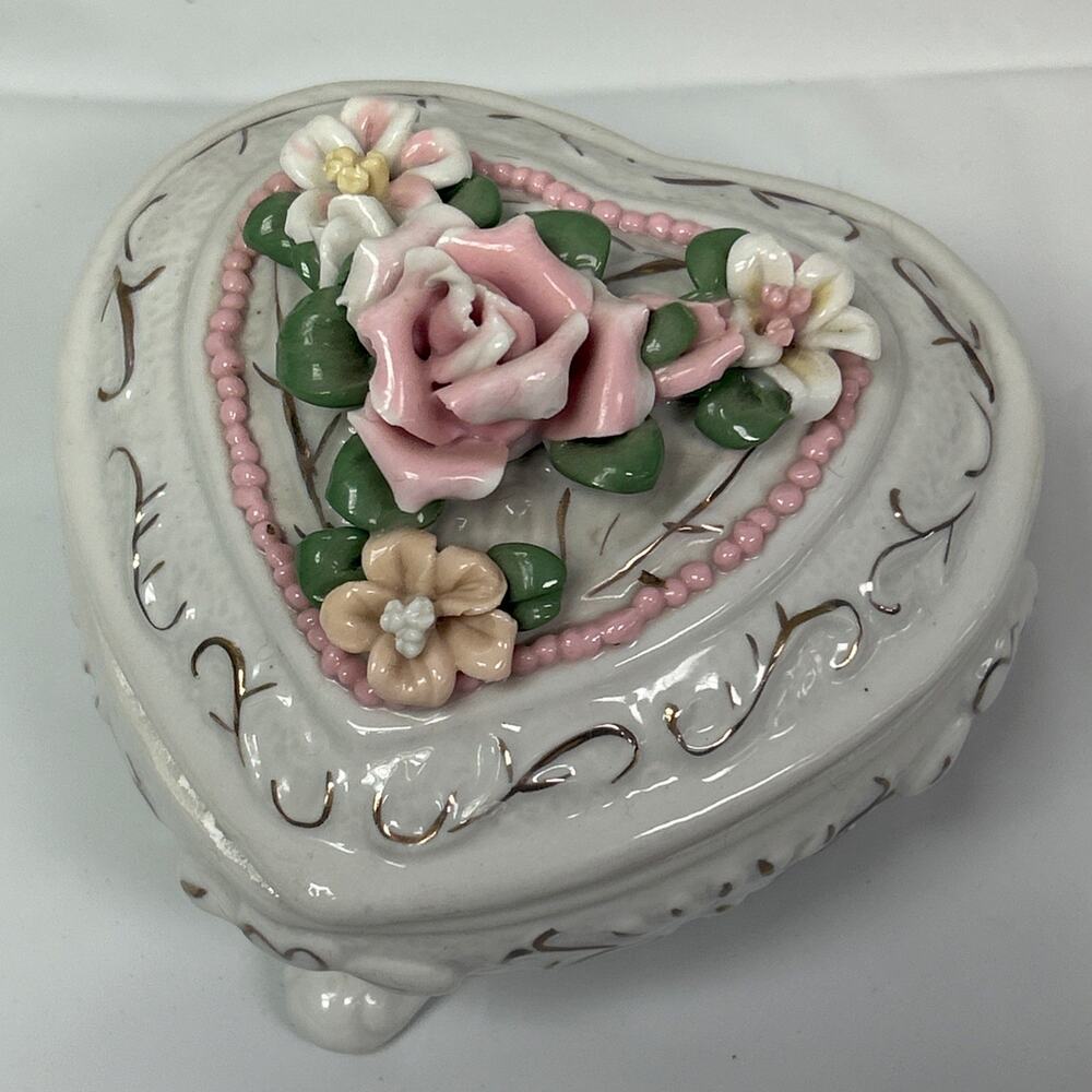 Porcelain Heart Shaped Vintage Trinket Box Lid Footed Flowers Ivory Jewelry Box